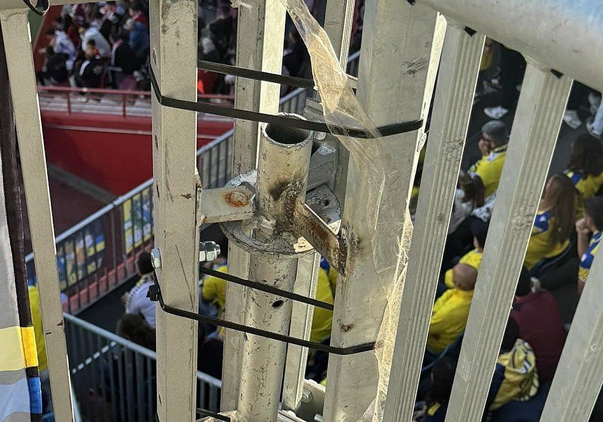 Fotografía de las bridas en la grada visitante de Los Cármenes.