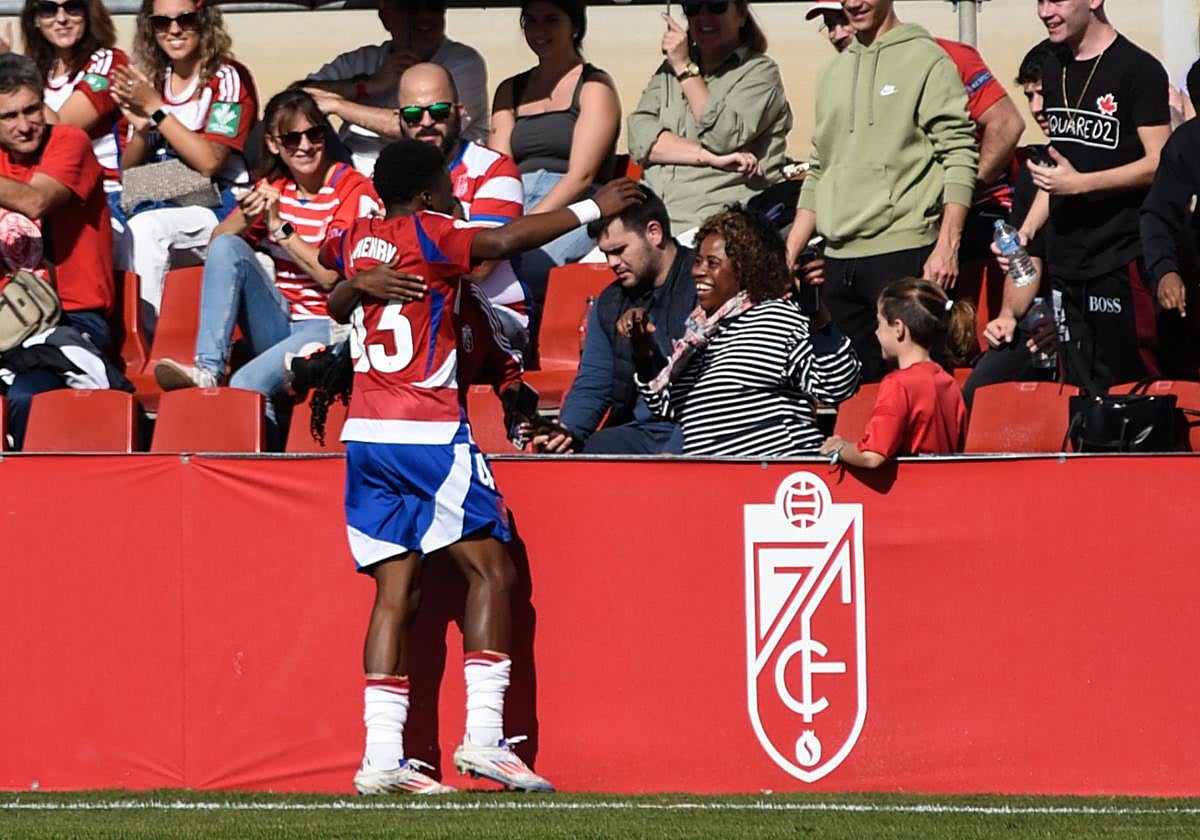 Kevlin Henry celebra su gol al Cádiz Mirandilla con su familia en la grada.