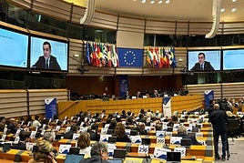 Juanma Moreno interviene desde Bakú por videoconferencia en el Comité de las Regiones.
