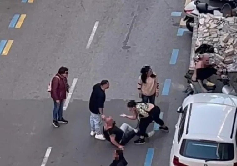 Un momento de la pelea entre dos hombres en el centro de Granada.