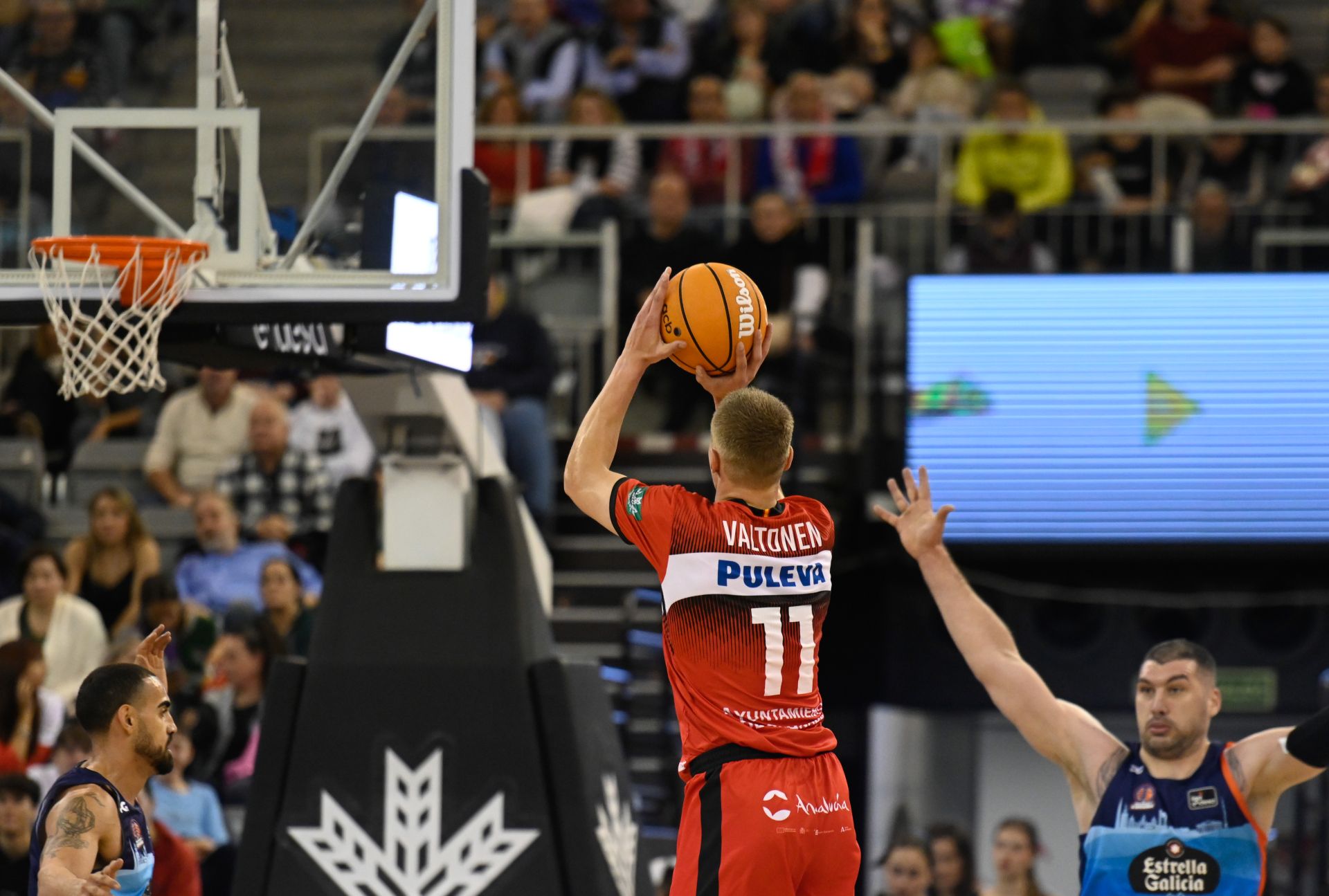 Elias Valtonen prueba con el lanzamiento exterior en el partido contra el Leyma Coruña disputado en el Palacio de los Deportes.