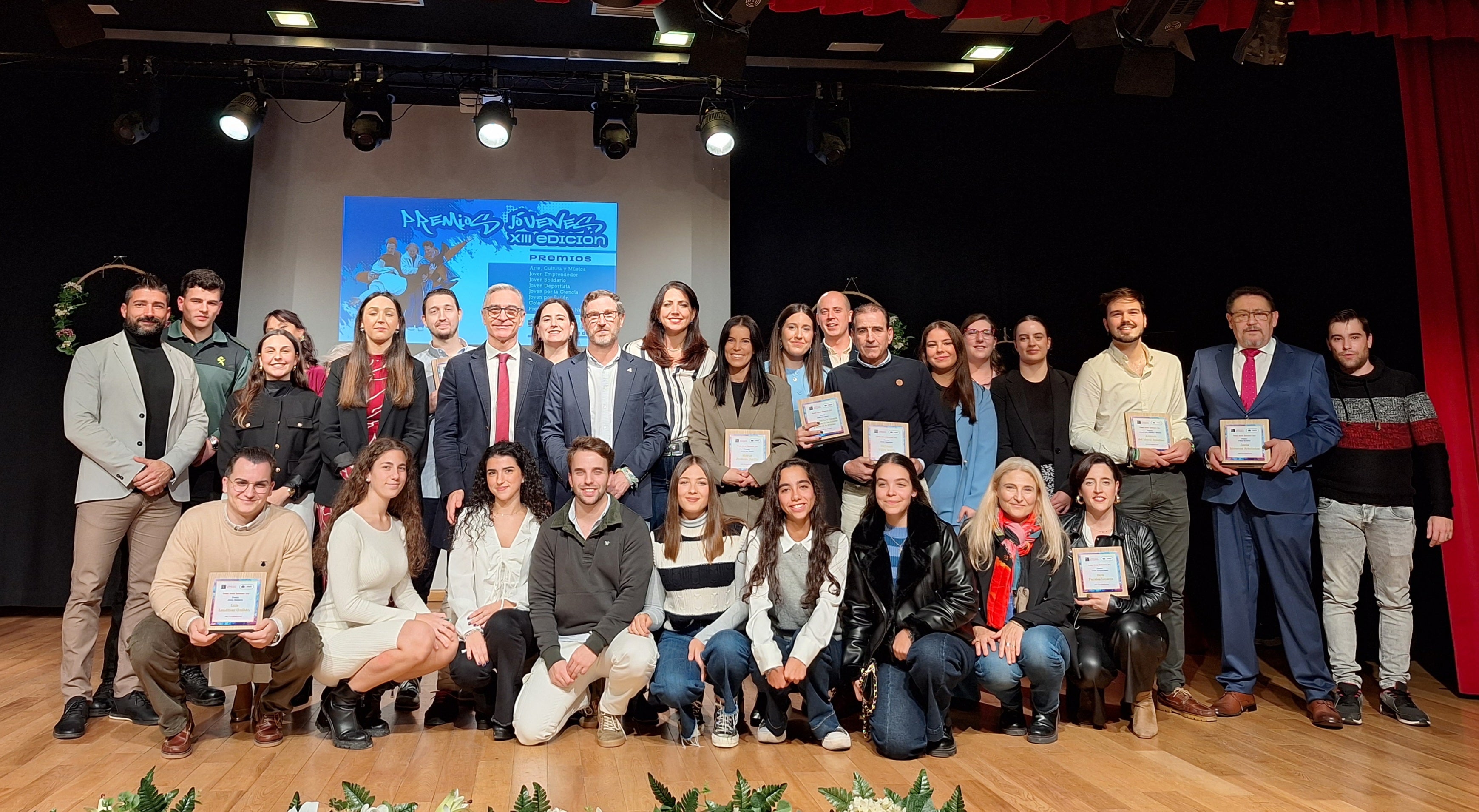 Foto de familia de los premiados con los representantes políticos de Ayuntamiento, la Diputación y Junta.