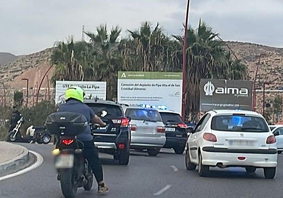 Coches parados en la salida de Almería hacia la autovía por la caída de un motorista.