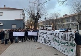 Concentración a las puertas del IES Montes Orientales de Iznalloz para pedir más seguridad tras la agresión a un menor.