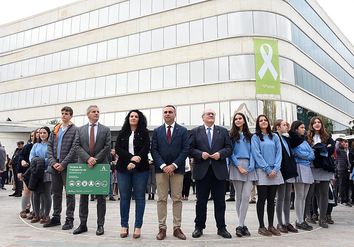 Concentración a las puertas de la sede de la Diputación de Granada por el 25N.
