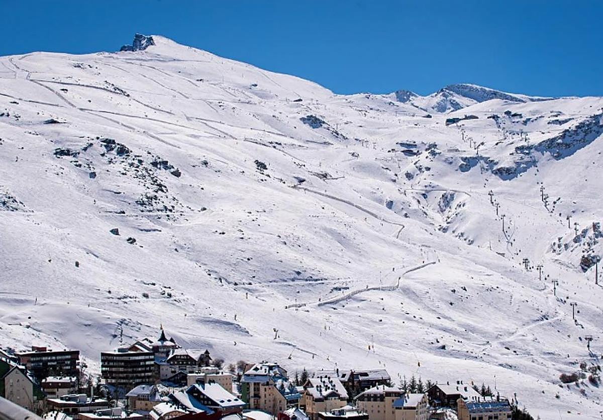 Empresarios de Sierra Nevada confían que el sábado empiece a funcionar «el engranaje» de la temporada de esquí
