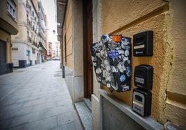 Cajetines de viviendas turísticas en una calle de Granada.