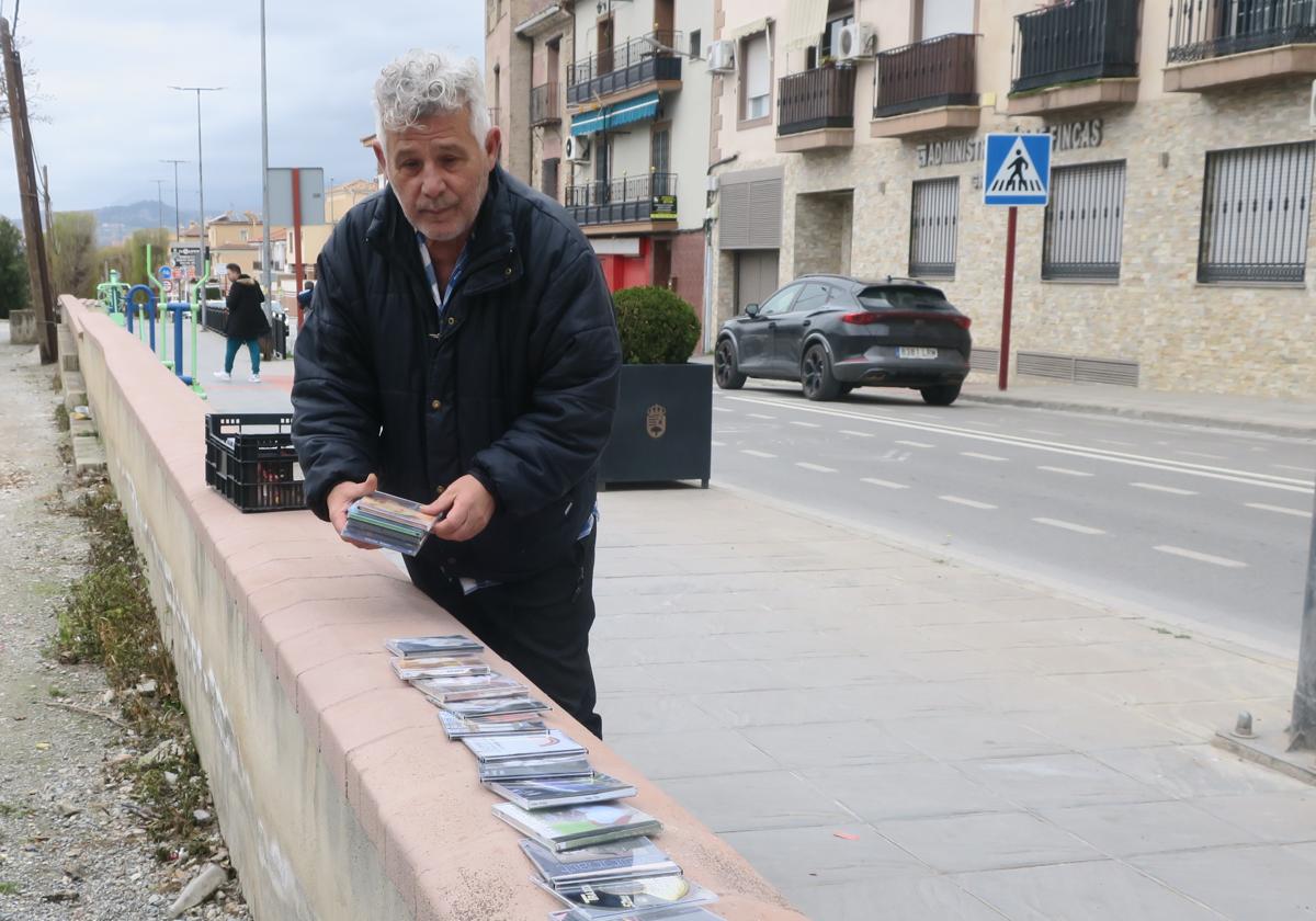 Jacinto García regaló buena parte de sus cedés a los transeúntes.