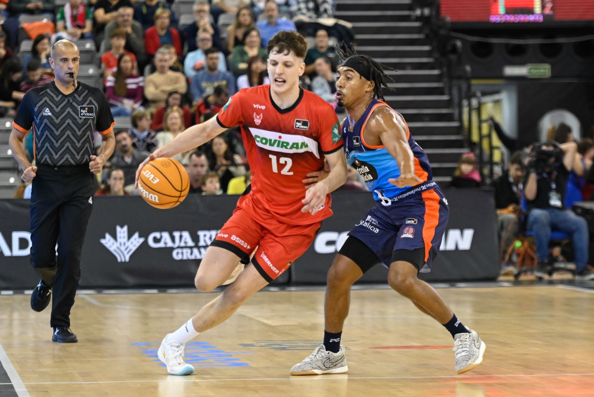 Agustín Ubal conduce el balón ante Brandon Taylor.