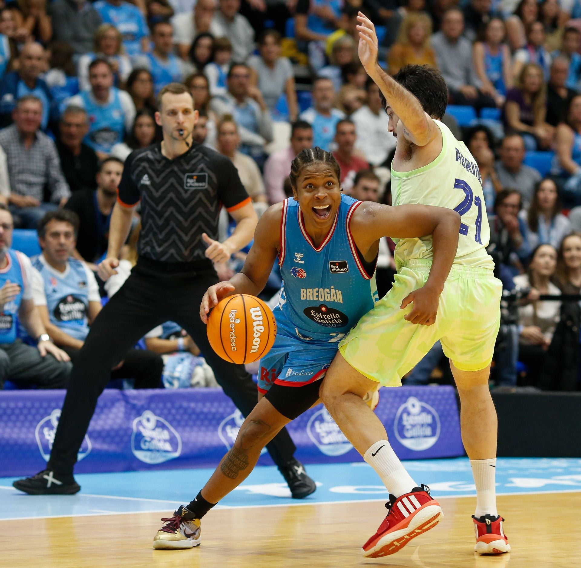 Charlie Moore supera a Abrines en el sonado triunfo del Río Breogán sobre el Barcelona en el Pazo dos Deportes de Lugo.