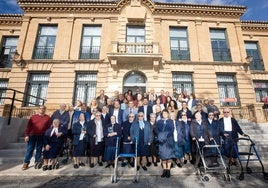 Foto de familia de extutelados de la Casa Cuna de Diputación y las Hijas de la Caridad que les cuidaron.