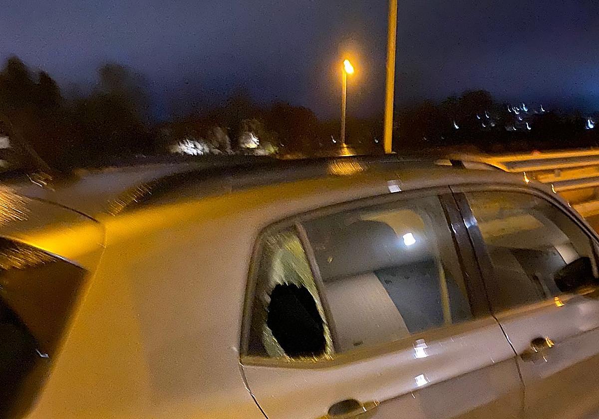Ventana rota de un vehículo en los que robaron la madrugada del martes