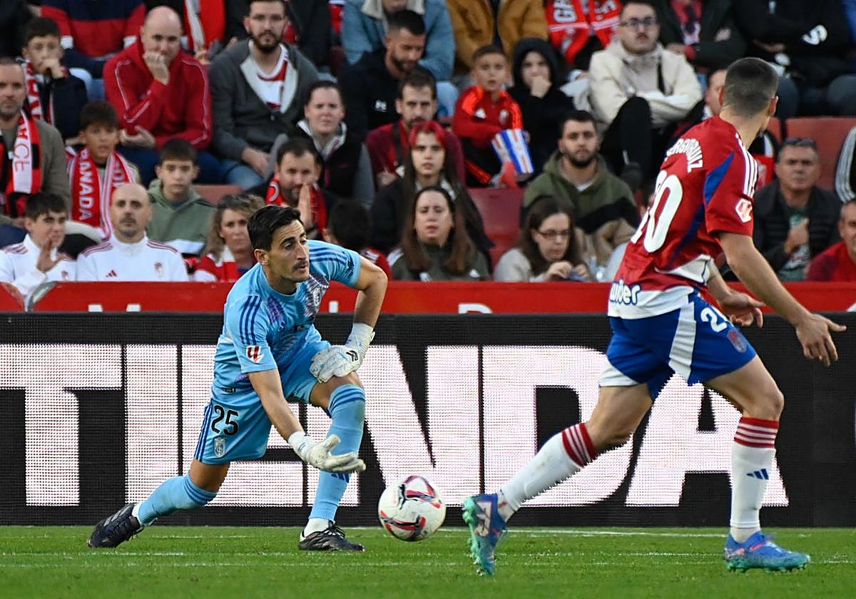 Mariño, ex del Almería, saca con las manos hacia Sergio Ruiz.