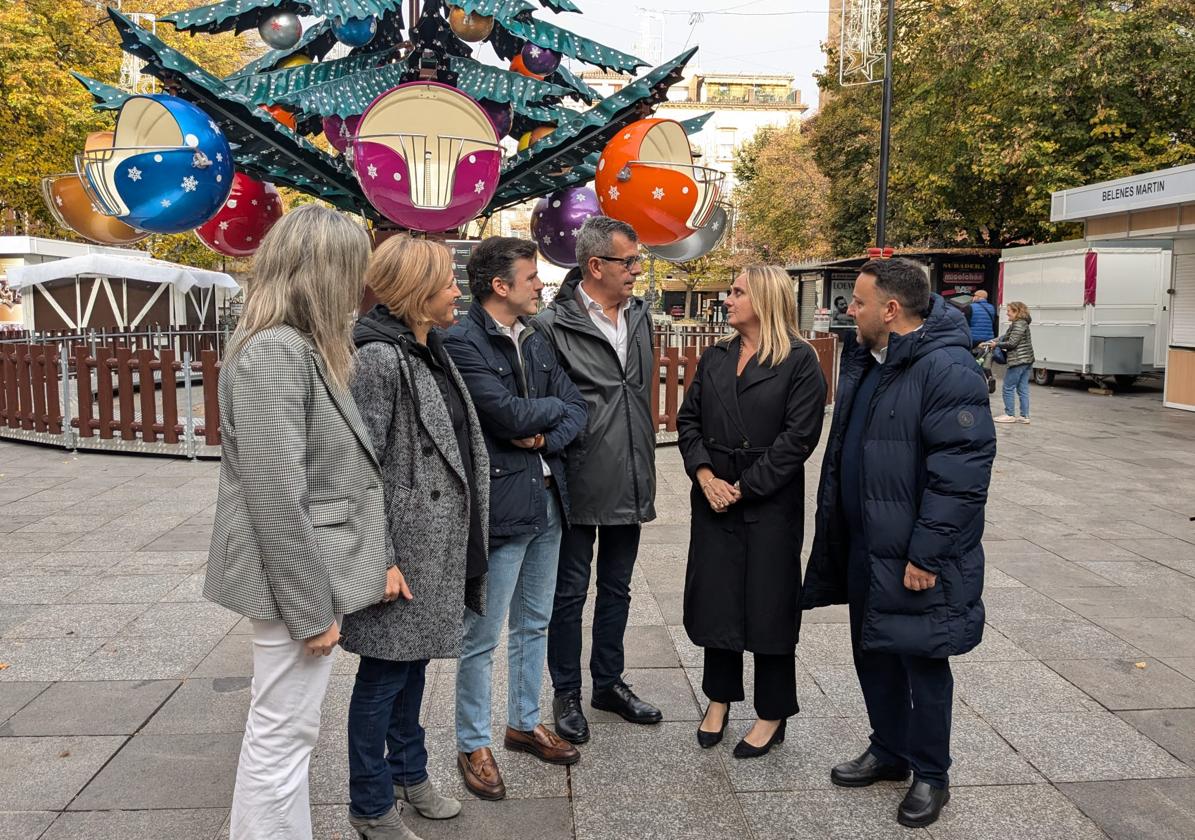 La alcaldesa Marifrán Carazo junto a miembros del equipo de gobierno este martes en Bib Rambla.