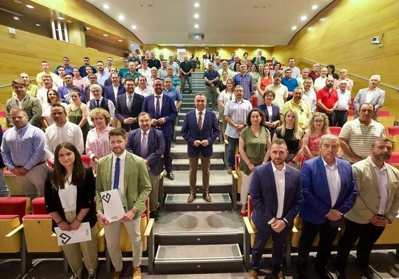 Los alcaldes reunidos en Diputación con el presidente, Francis Rodríguez.