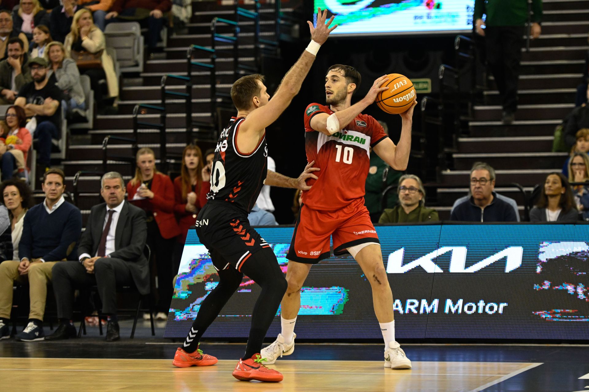 Sergi García busca un pase ante Zoran Dragic, del Surne Bilbao.