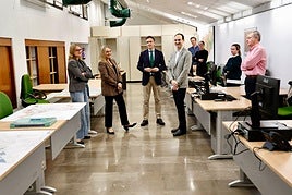 Visita de la alcaldesa, Marifrán Carazom a la nueva oficina redactor del PGOM