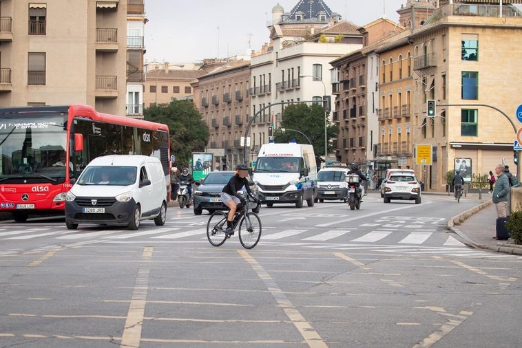 Un ciclista hace el giro prohibido a su izquierda.