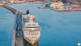 Crucero atracado en el puerto de Motril.