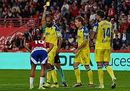 Instante de la amonestación a Fali durante el derbi.