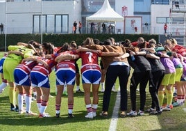 Las futbolistas del Granada femenino hacen piña antes de un partido en la Ciudad Deportiva.