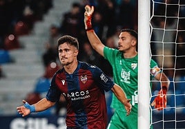 Iván Romero celebra uno de sus goles al Málaga.