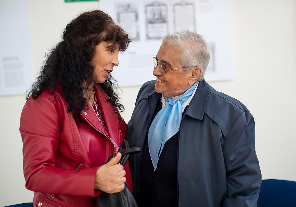 Paqui comparte confidencias con sor Mercedes.