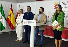 Los concejales de Vox en el Ayuntamiento de Almería durante la rueda de prensa.