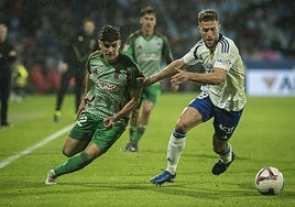 Pablo Sáenz intenta marcharse de Calero en La Romareda.