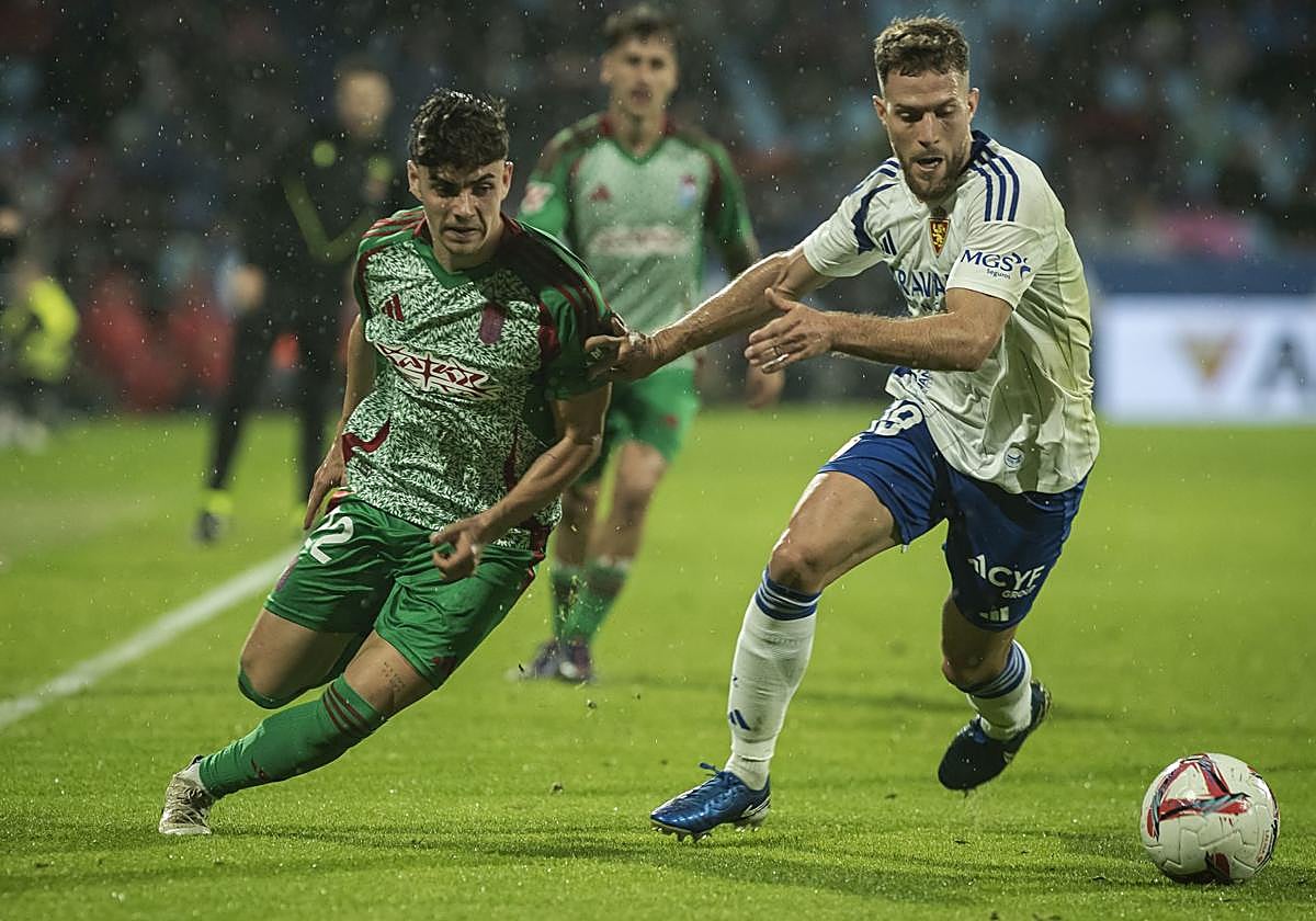 Pablo Sáenz intenta marcharse de Calero en La Romareda.