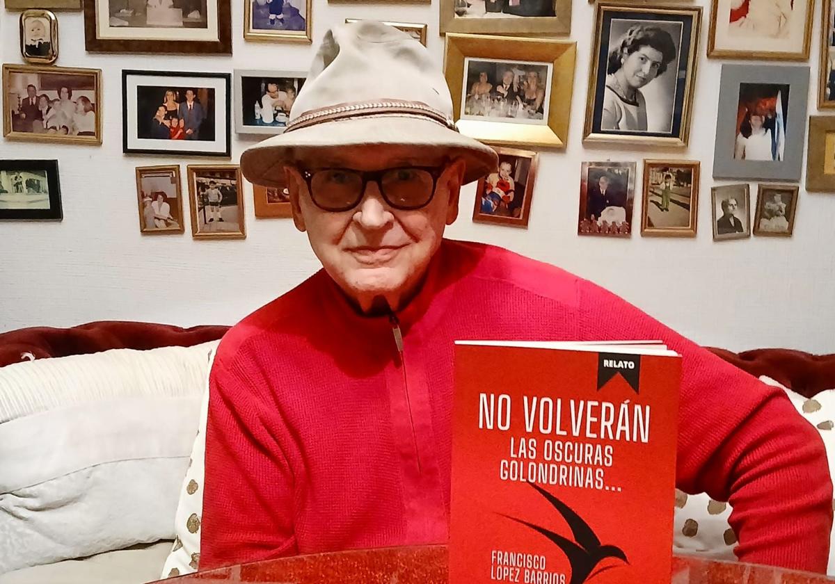 El autor, con su libro, ambos de rojo.