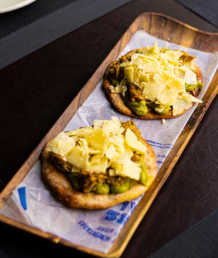 Imagen secundaria 2 - El restaurante del centro de Granada con gran terraza y una torta Inés Rosales de plato estrella