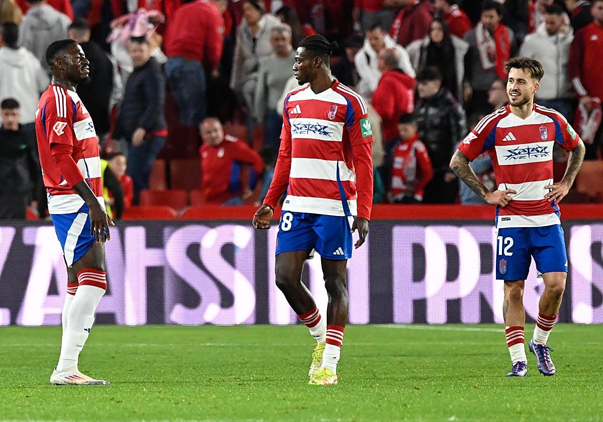 Hongla, Oscar y Ricard conversan durante el derbi contra el Cádiz.