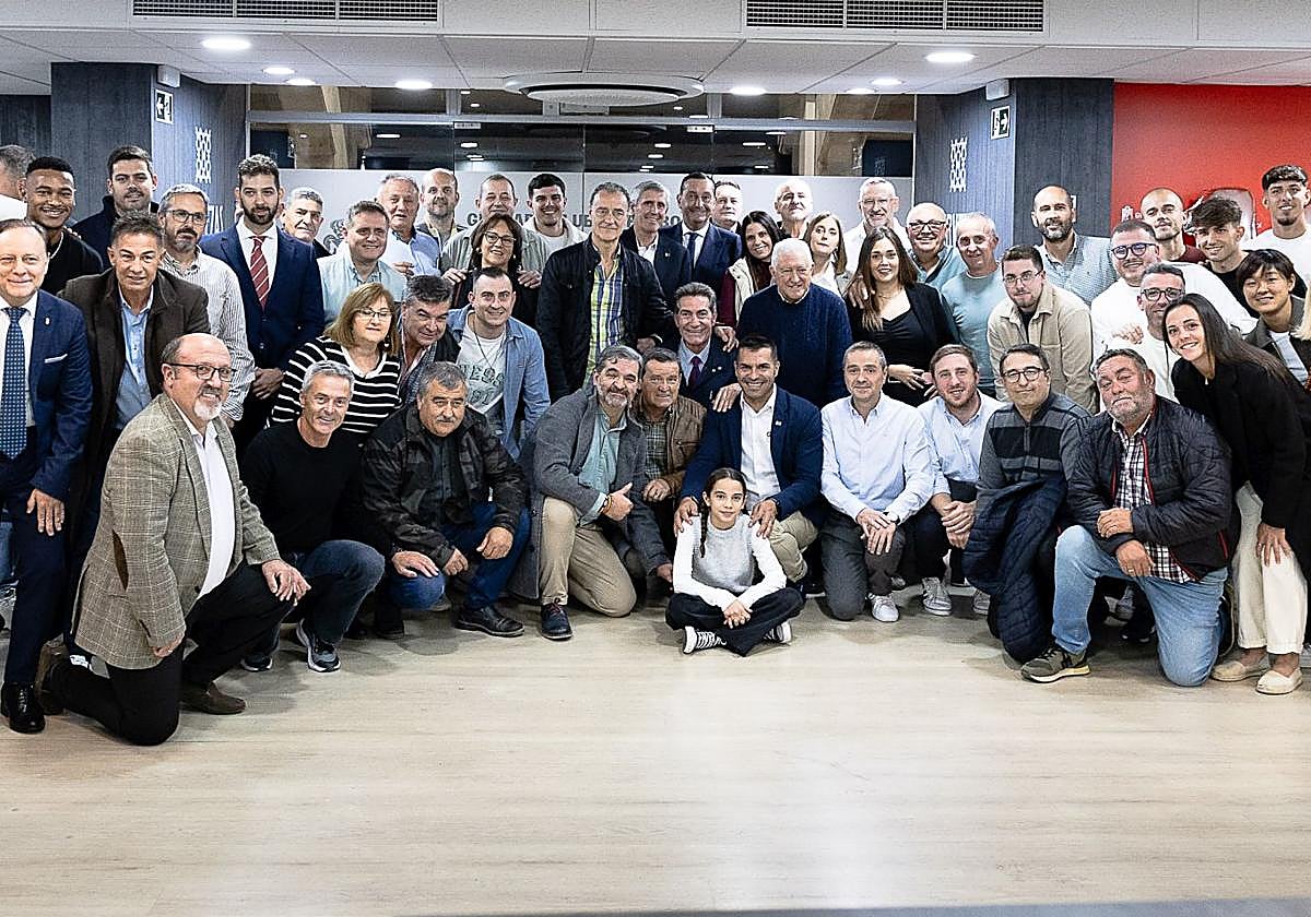 Foto de familia en el acto por el X aniversario de la asociación de peñas del Granada.