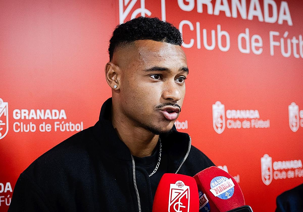 Loïc Williams comparece ante los medios de comunicación.