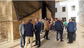 Juan Espadas y otros parlamentarios socialistas, en el exterior del salón de plenos tras abandonar la sesión.