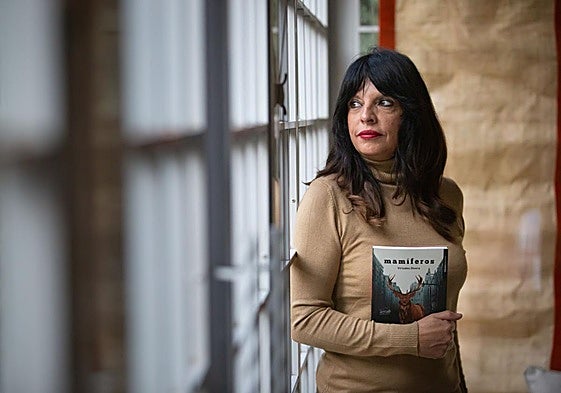 Virtudes Olvera, con su libro.