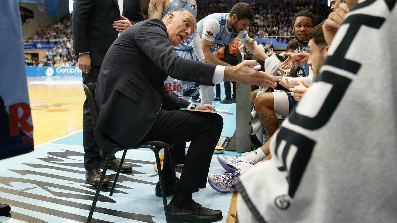 Veljko Mrsic da instrucciones en el banquillo del Río Breogán.