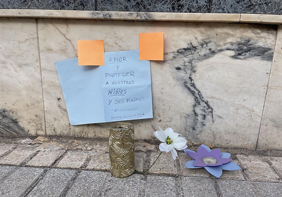 Mensaje en la puerta de la vivienda donde ocurrieron los hechos.