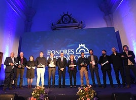 Los distinguidos por la Diputación de Granada posan en el escenario junto al presidente de la institución, Francis Rodríguez.