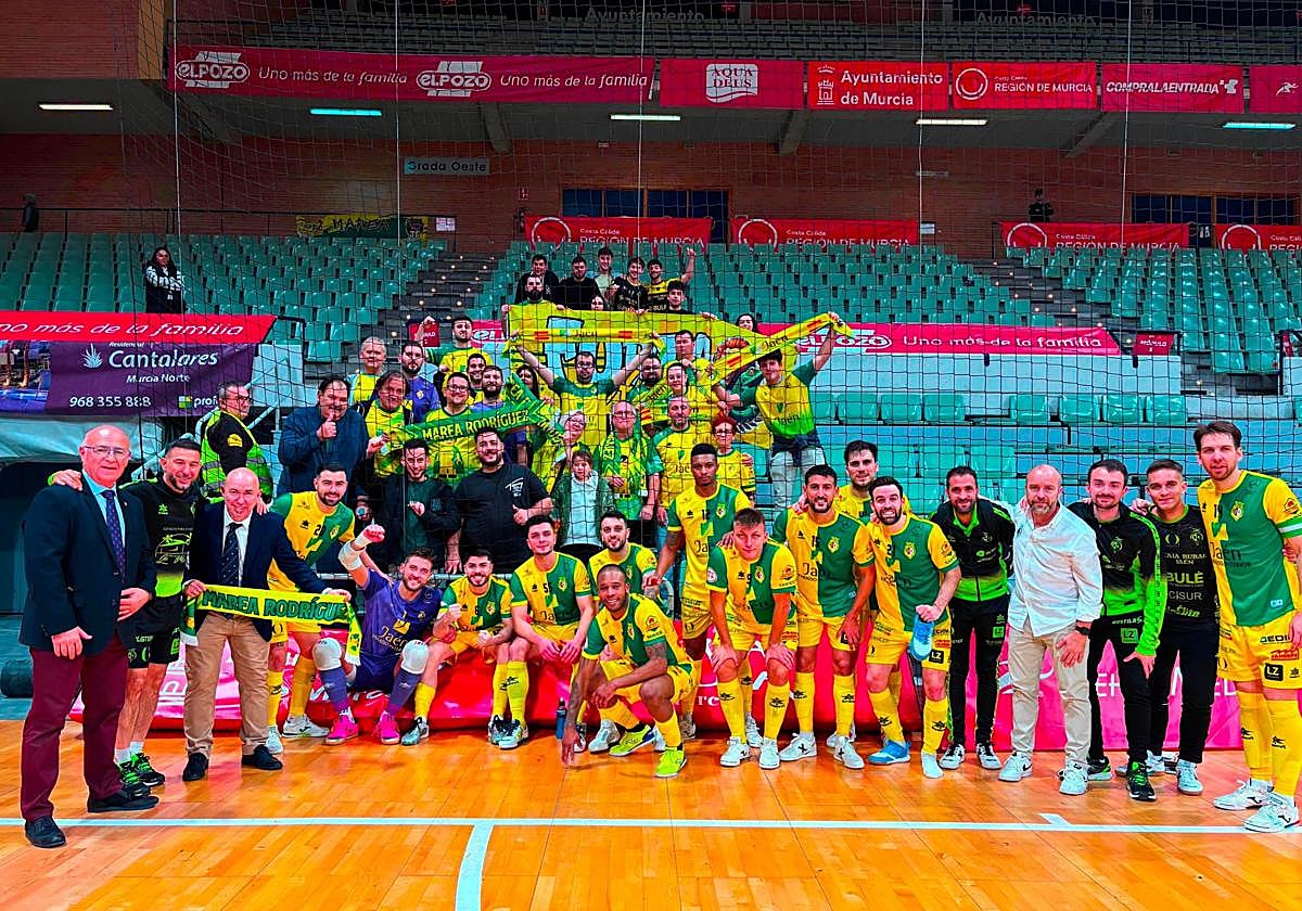 Los integrantes de la expedición amarilla celebran el triunfo junto a los aficionados jienenses desplazados a Murcia.