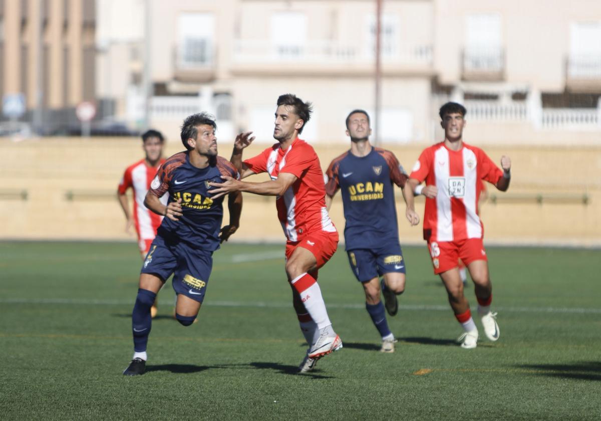 UCAM y UD Almería B jugaron un partido pegajoso por parte universitaria.