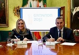 Firma del acuerdo entre la alcaldesa de Granada, Marifrán Carazo, y el presidente del Covirán, Óscar Fernández-Arenas.