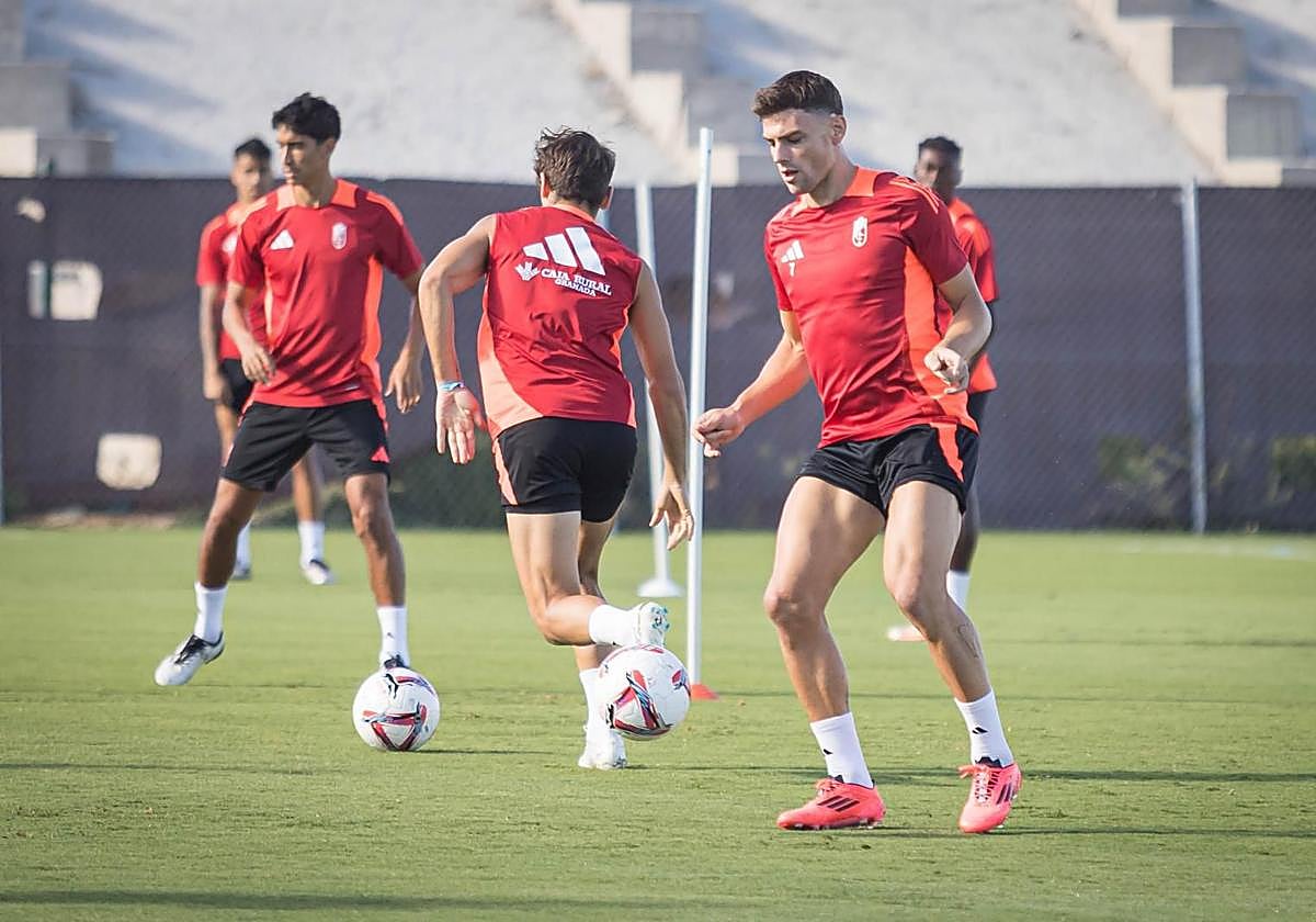 Lucas Boyé juega un balón durante un entrenamiento.