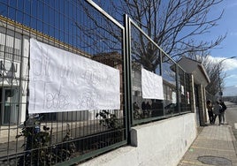 Carteles colgados en la puerta del instituto de Iznalloz.