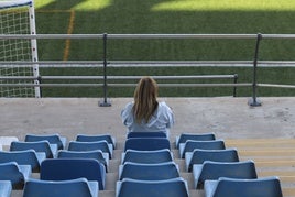 La grada de un campo de fútbol de Granada se vacía.