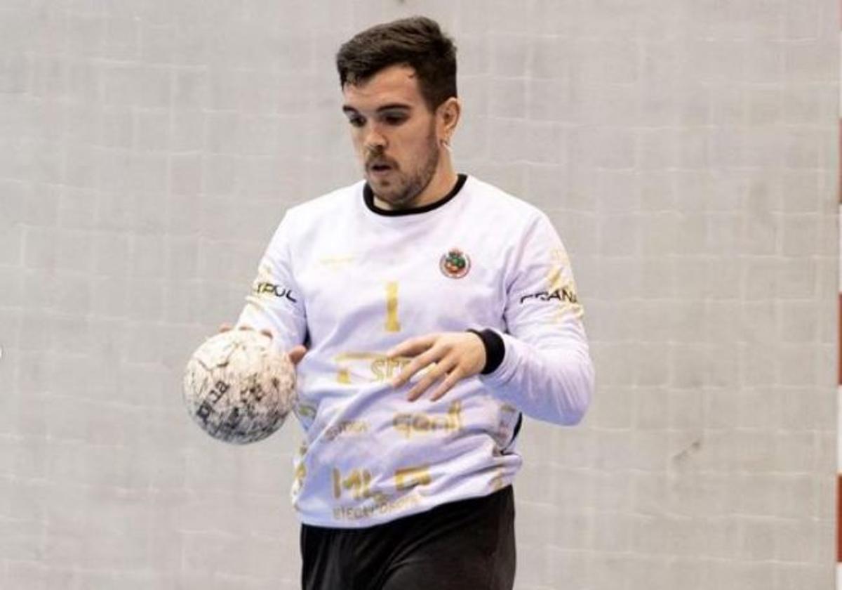 El portero del Ciudad de Granada controla la pelota.