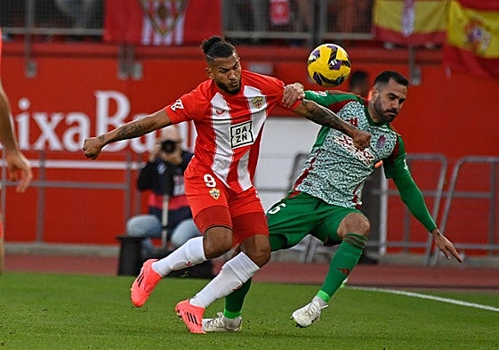 Insua intenta frenar a Luis Suárez.