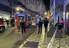 Despliegue de bomberos, policía y servicios médicos en la calle Bernabé Soriano, donde se ha producido el incendio.