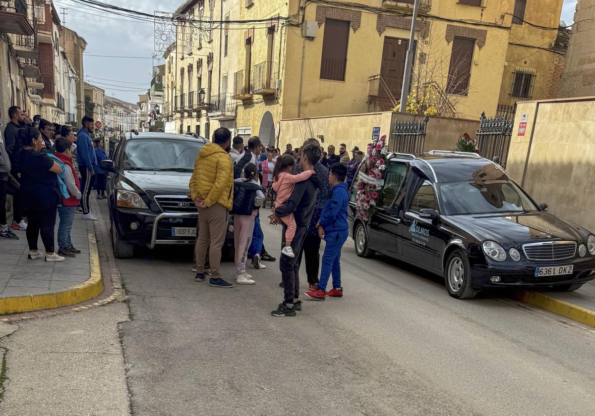 Los vecinos despiden a su vecina, fallecida este fin de semana en un accidente de tráfico.